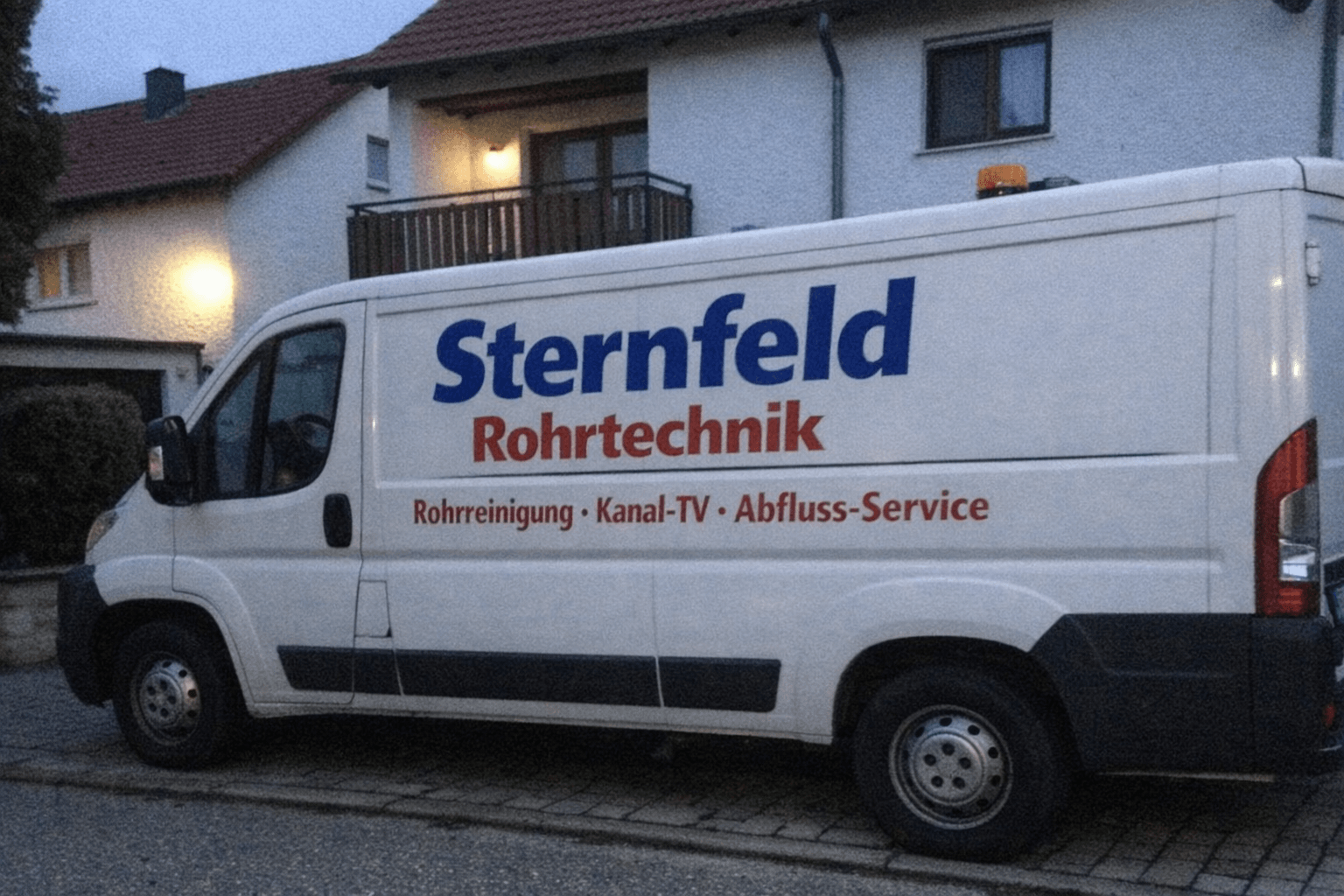 Fahrzeug für fachgerechte Kanalreinigung im Einsatz